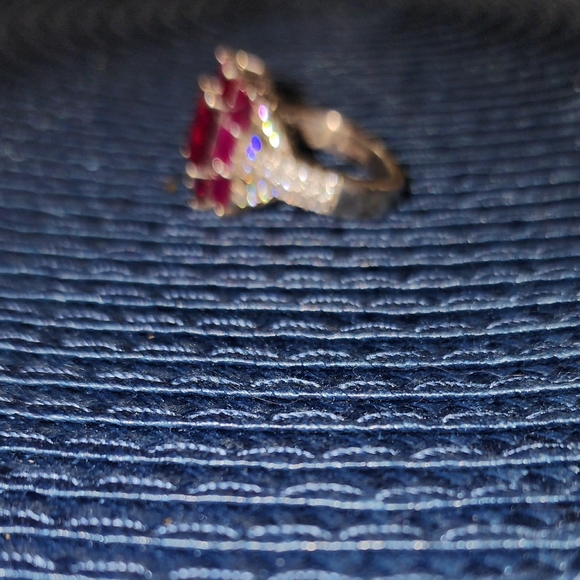 Garnet and diamond ring but from a vintage jewelry shop size 6 to 6 and 1/2 - Picture 2 of 4